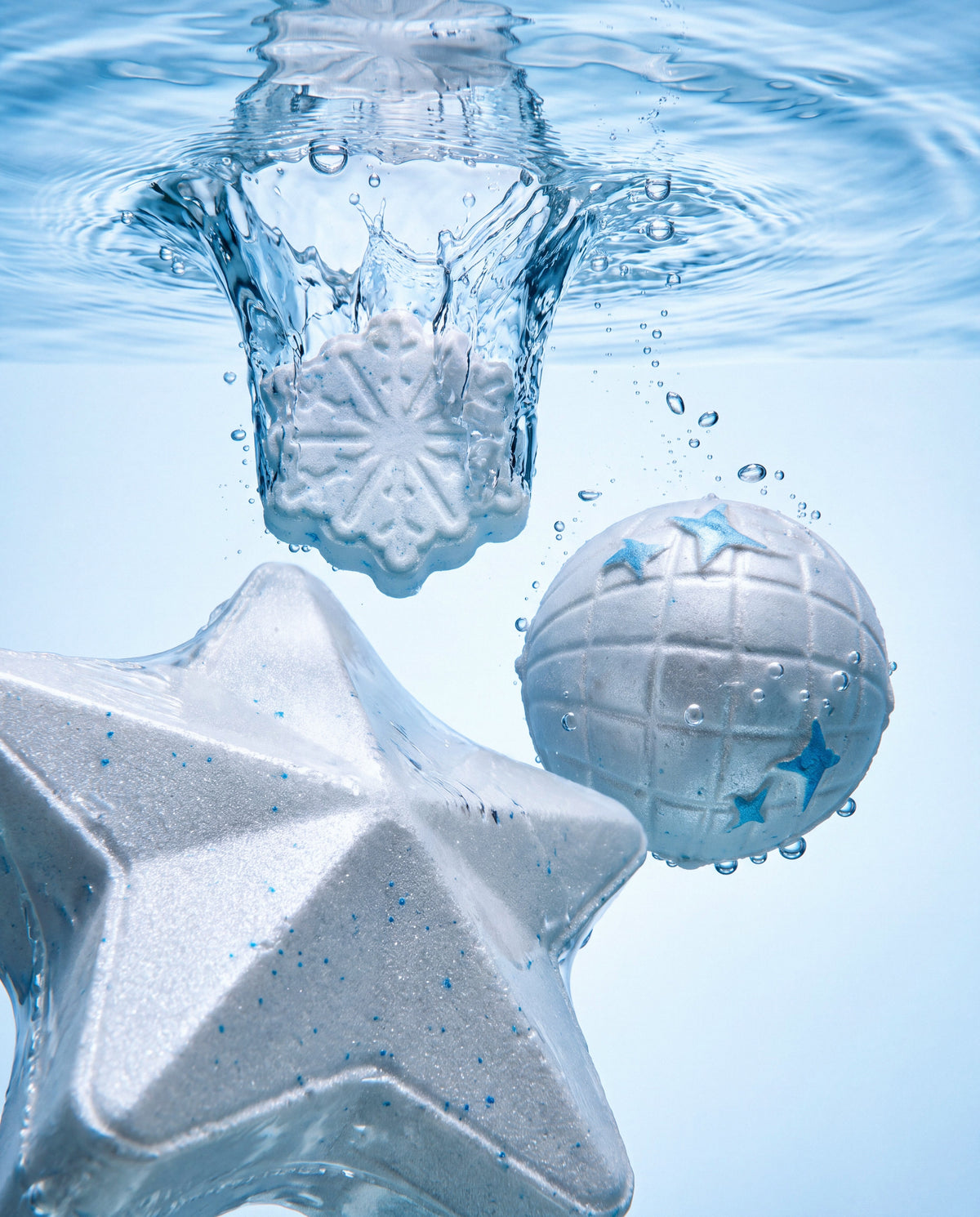 Bath Bomb Trio x La Folie Douce™ Merci Handy – star and ball bath bombs dropped in water